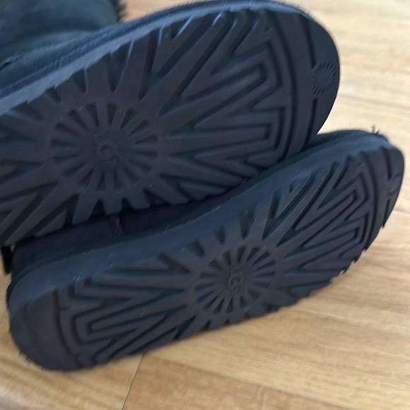 Ugg sz 6 black Bailey boot Sherpa w/ two corduroy bows good pre owned condition - Picture 4 of 8